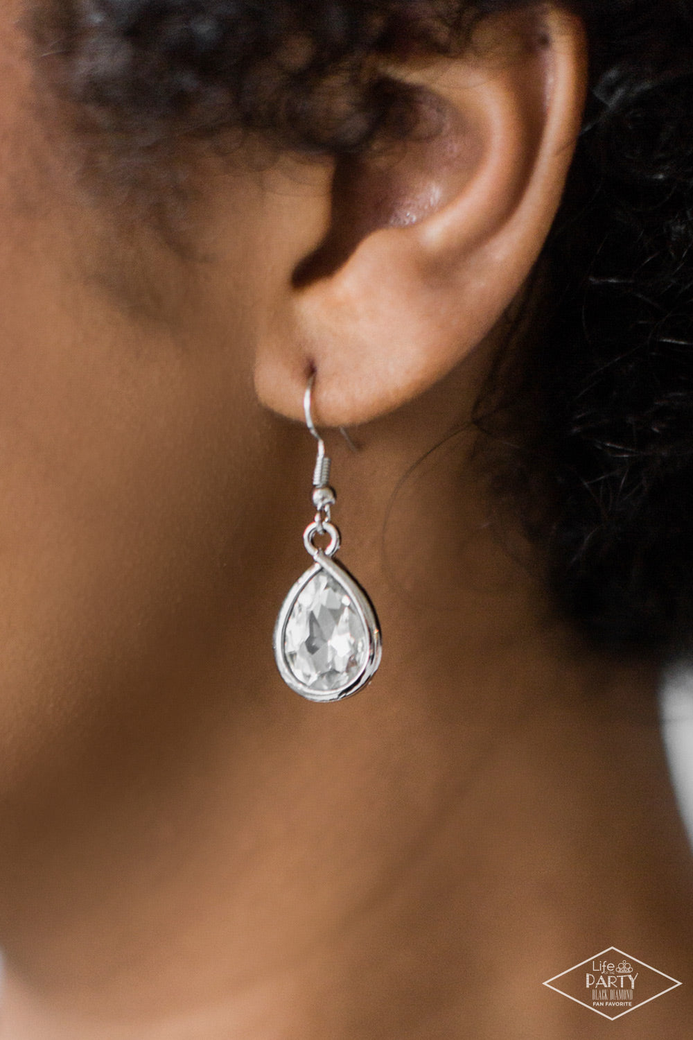 LOVE AT FIERCE SIGHT - WHITE TEARDROP DIAMOND RHINESTONES NECKLACE