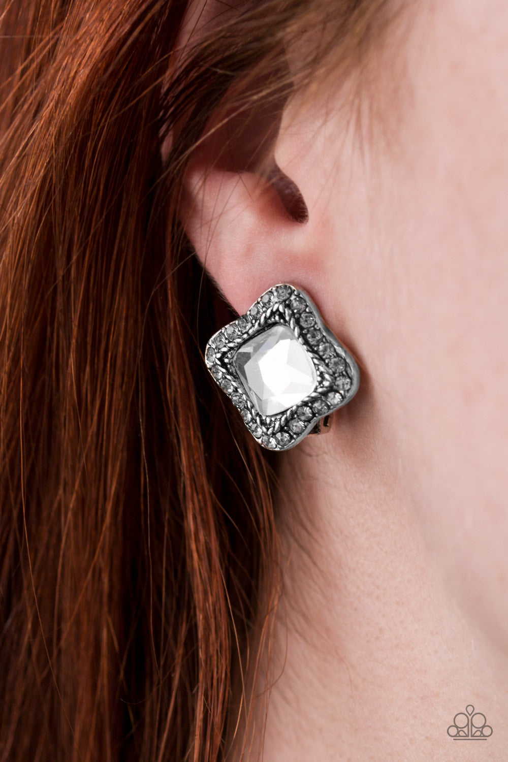 ROYAL FANDOM - WHITE RHINESTONES ROUND SQUARE FRAME CLIPON EARRINGS