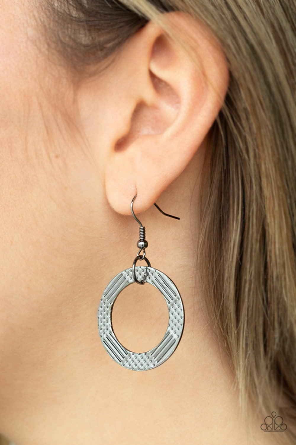 THE MAIN CONTENDER - BLACK TEXTURED CIRCLES NECKLACE