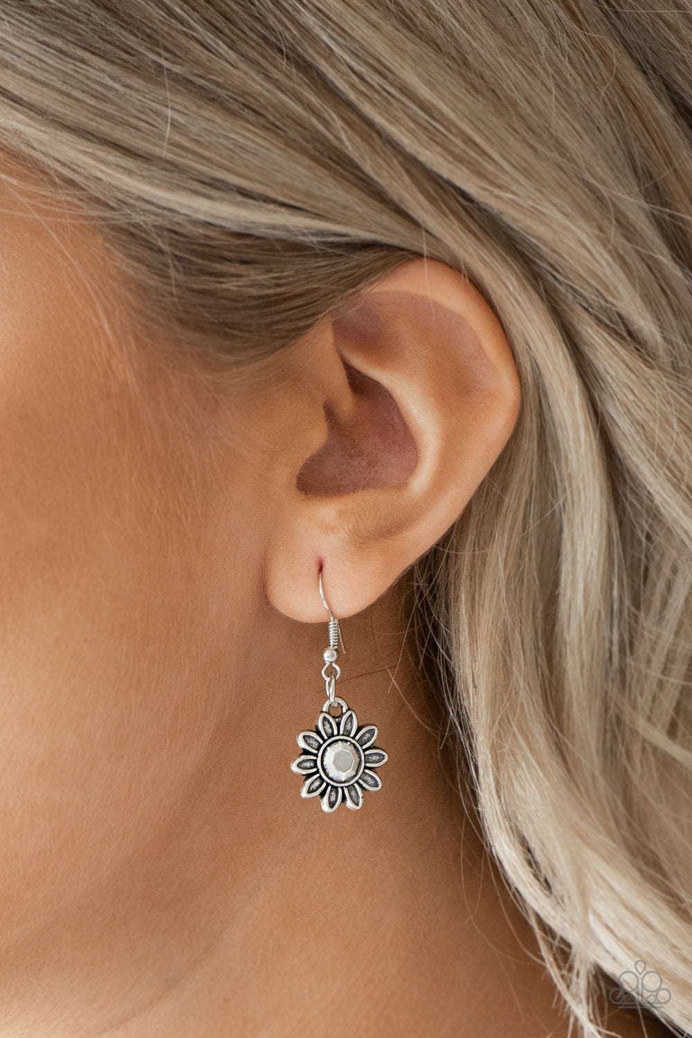 MESS WITH THE BULL - SILVER FLORAL NECKLACE