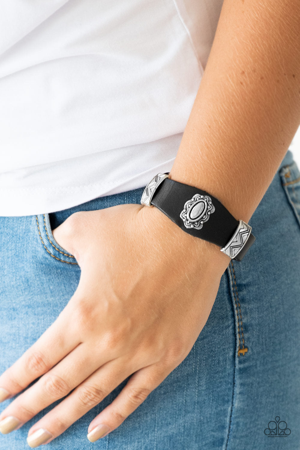 WESTERN ROMANCE - BLACK LEATHER SILVER WRAP BRACELET