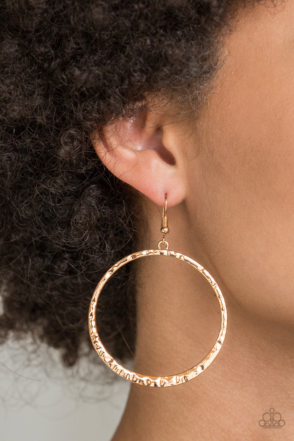 SO SLEEK - GOLD TEXTURED CIRCLE HOOP EARRINGS