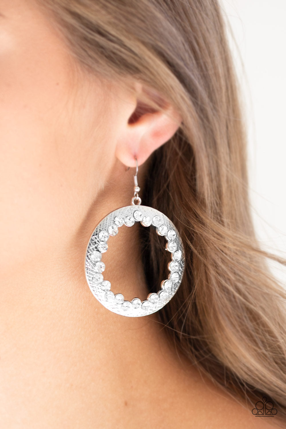 GALA GLITTER - WHITE RHINESTONE SILVER SCALLOPED CIRCLE HOOP EARRINGS
