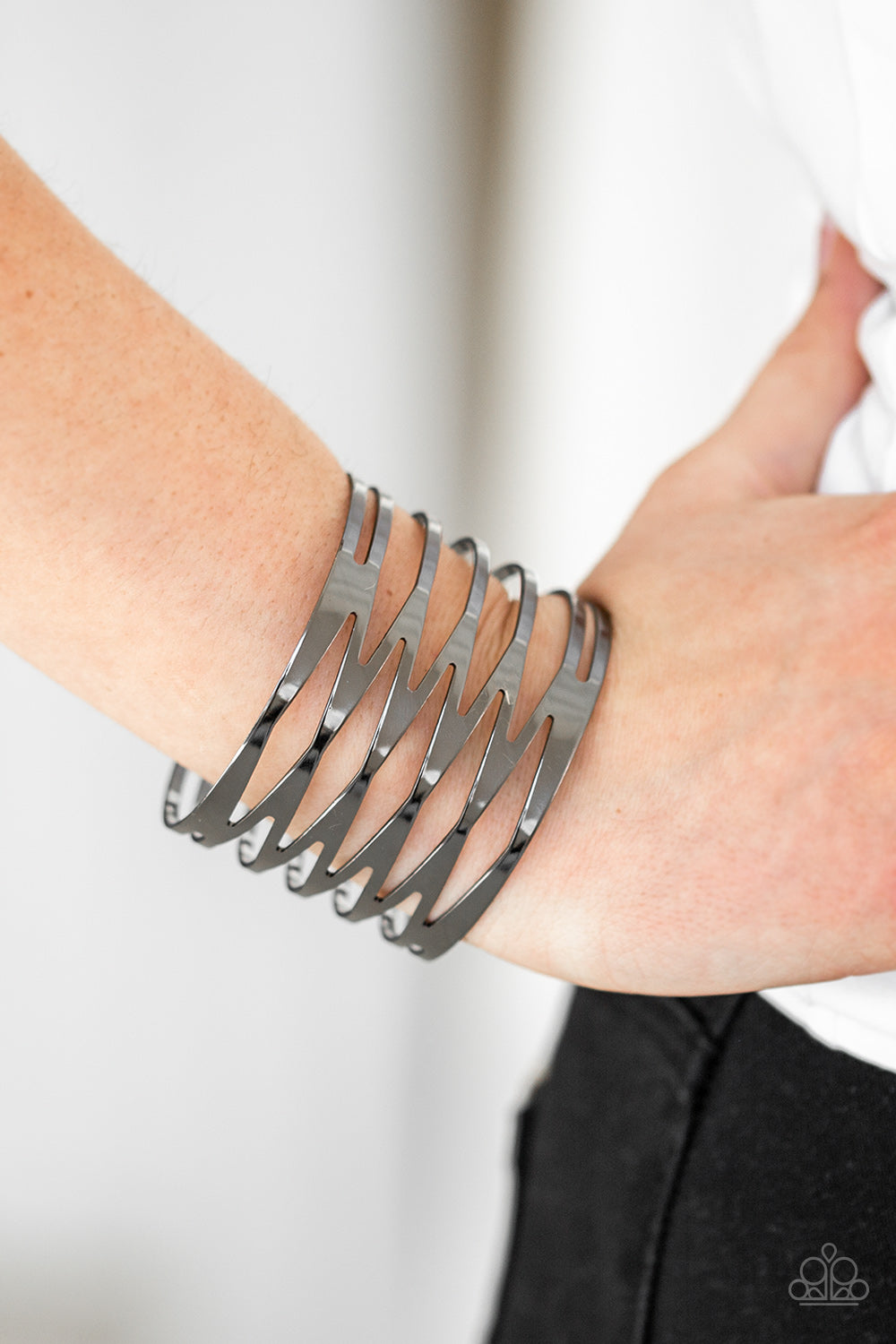 KEEP THEM ON EDGE - BLACK METAL CUT OUT BOLD INDUSTRIAL CUFF BRACELET