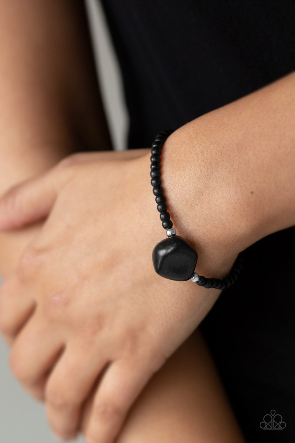 ECO ECCENTRICITY - BLACK POLISHED STONE STRETCH BRACELET