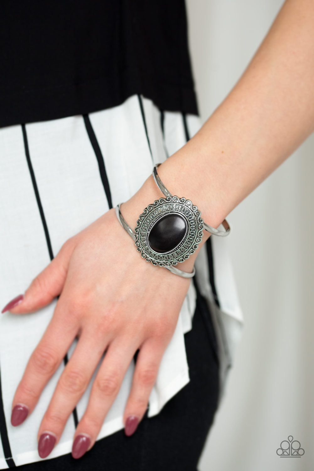 EXTRA EMPRESS-IVE - BLACK OVAL POLISHED STONE TEXTURED SILVER CUFF BRACELET