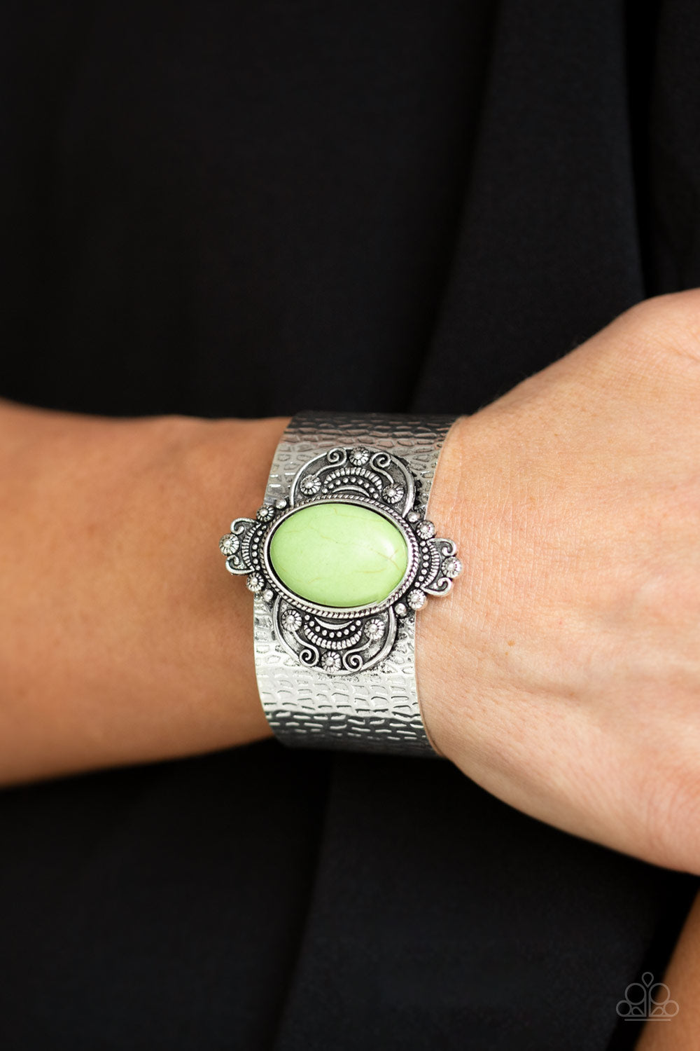 YES I CANYON - GREEN TURQUOISE CRACKLE STONE OVAL CUFF BRACELET