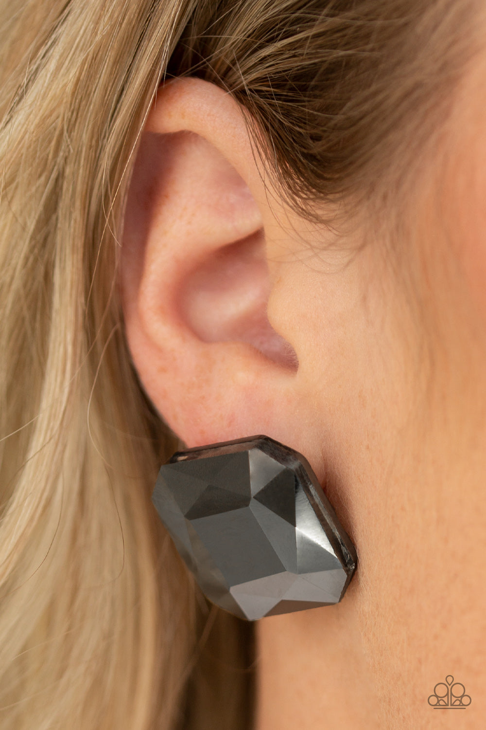 SHOW GLOW - BLACK HEMATITE SQUARE EARRINGS