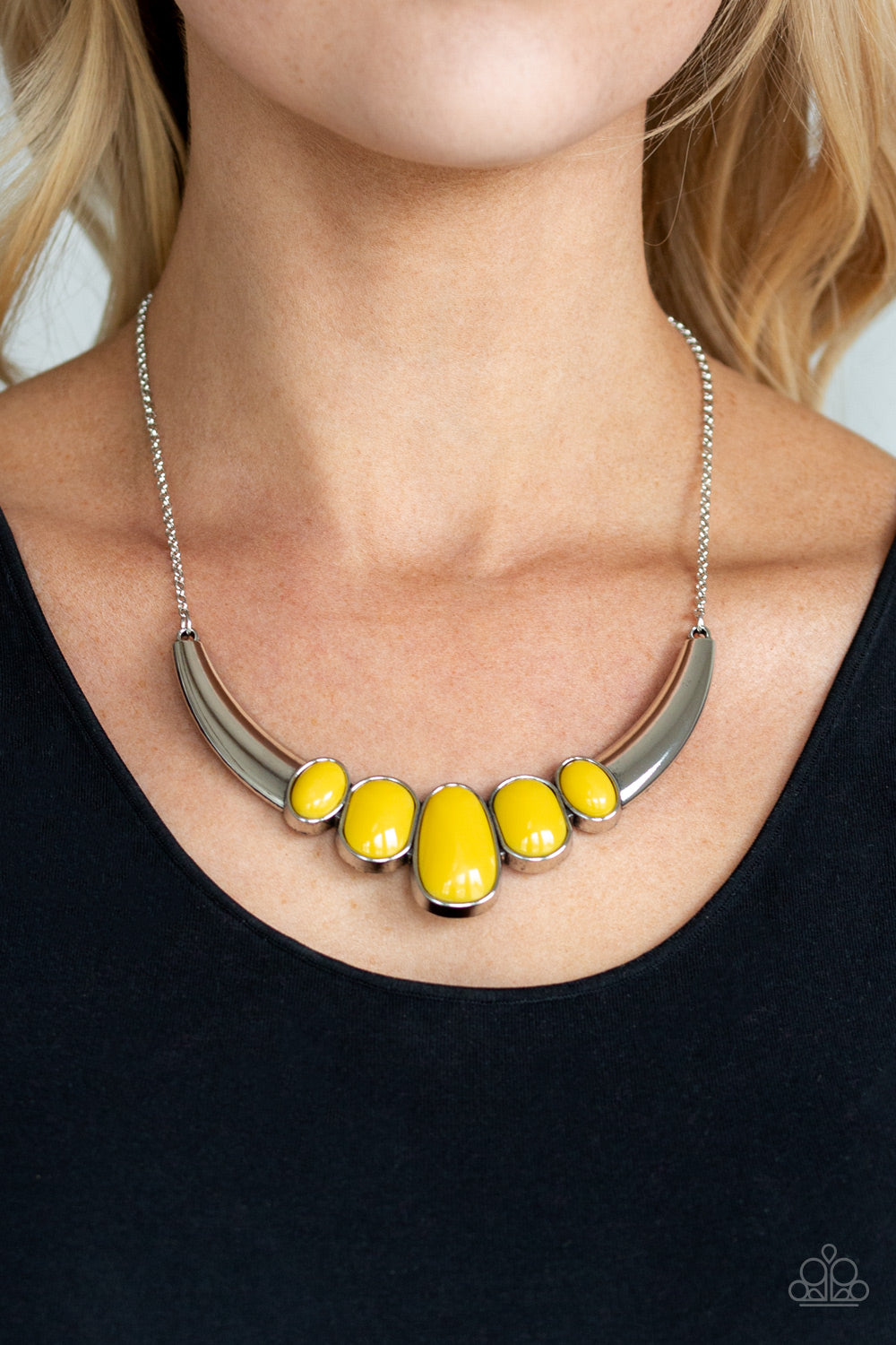 A BULL HOUSE - YELLOW OVAL BEADS SILVER CRESCENT NECKLACE