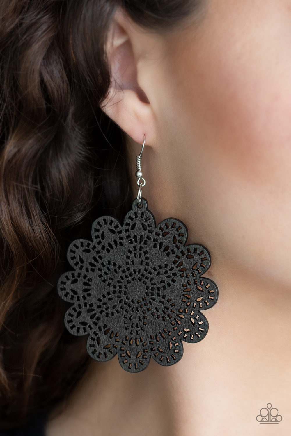 COACHELLA CABARET - BLACK DYE CUT FLORAL WOODEN EARRINGS