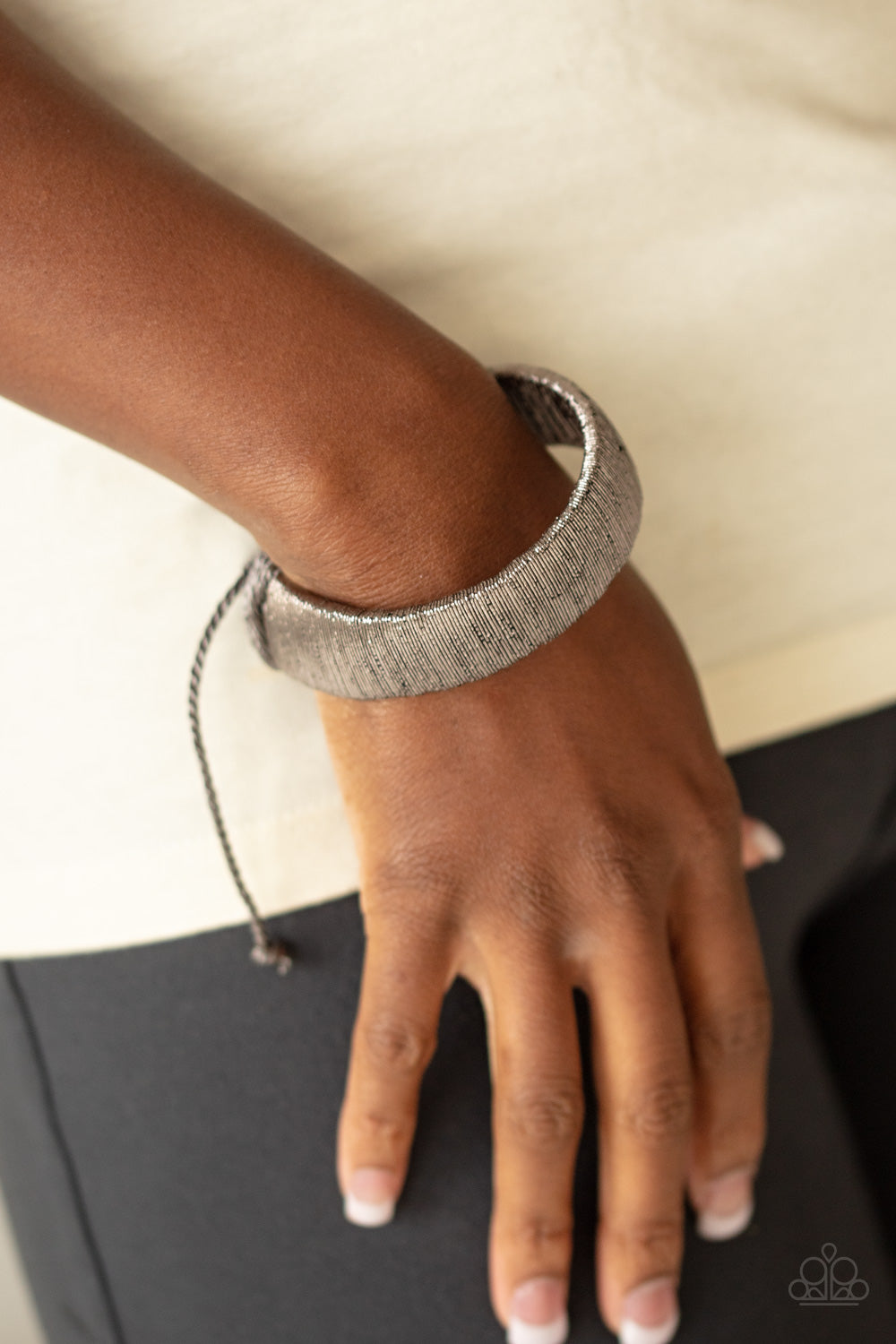 IN A FLASH - BLACK METALLIC THREAD BRACELET