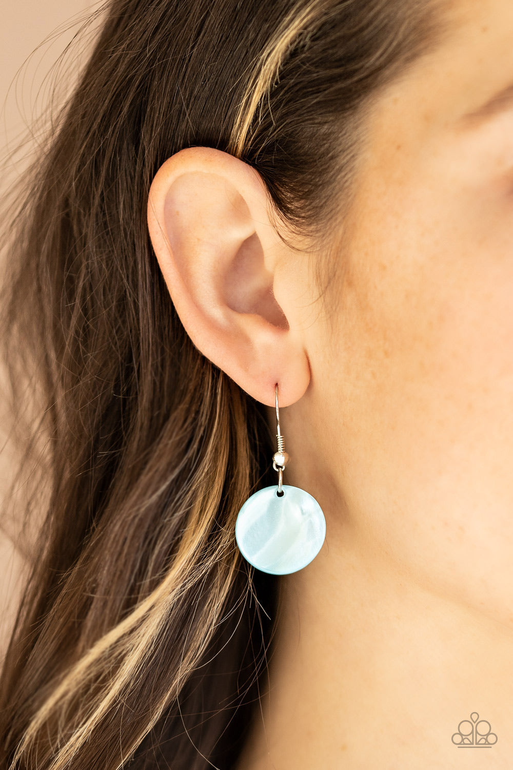 A TOP-SHELLER - BLUE SHELL SILVER NECKLACE