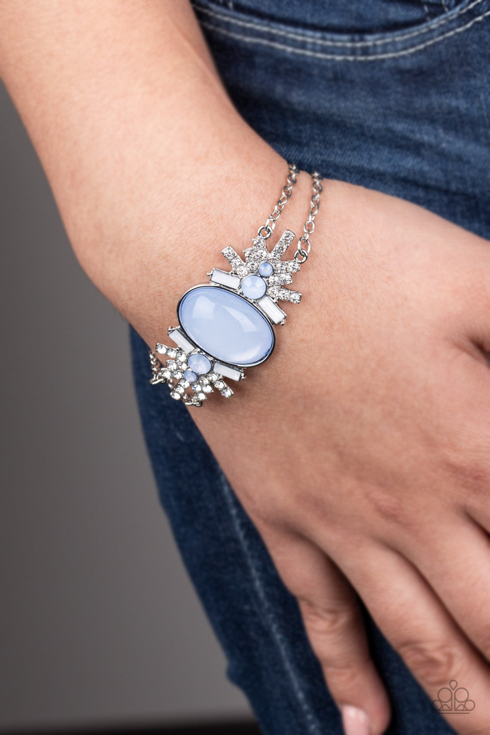 BRILLIANTLY BOHO - BLUE OPALESCENT BEAD GLOWY BRACELET