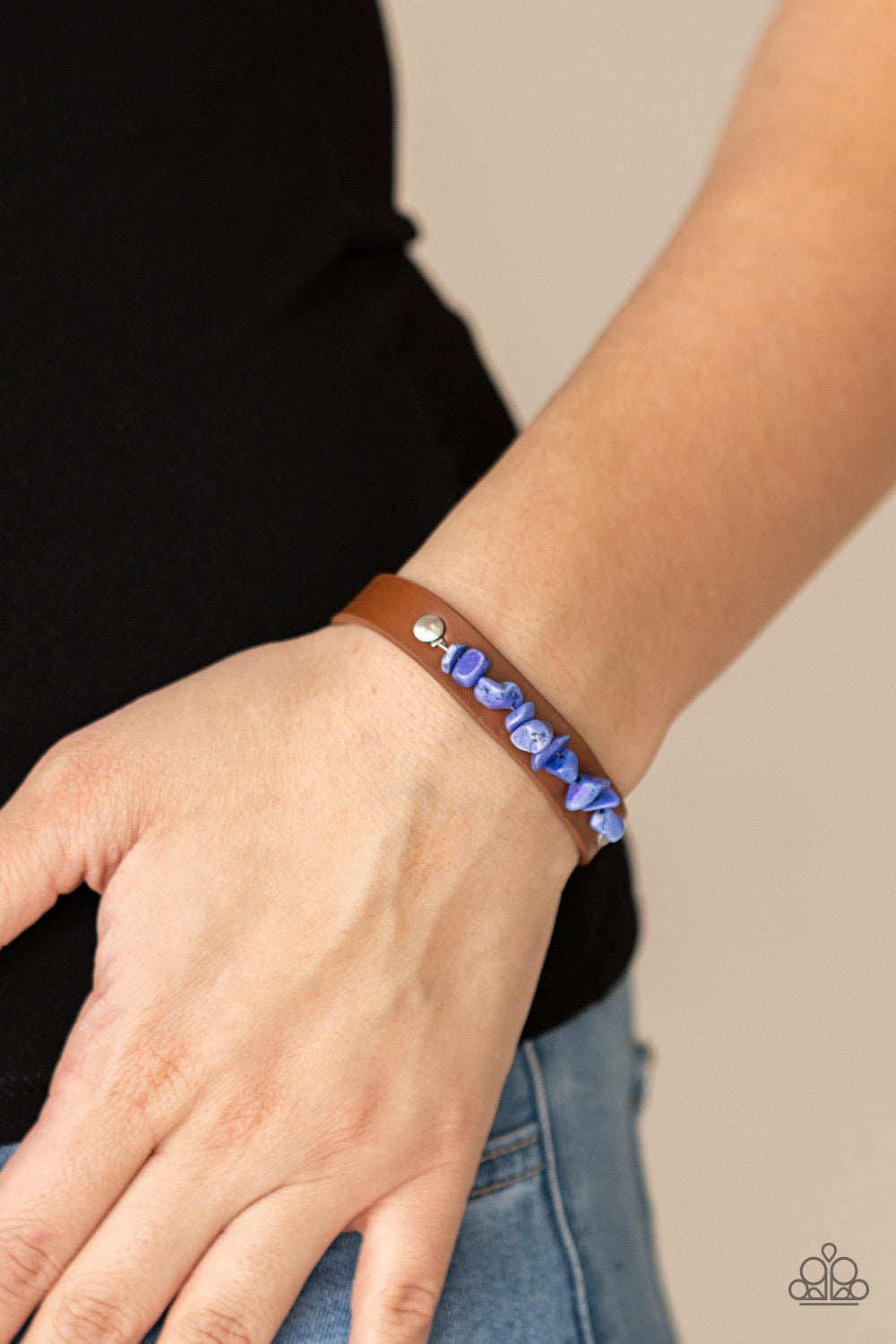 PEBBLE PARADISE - BLUE ROCKS PEBBLES BROWN LEATHER WRAP BRACELET