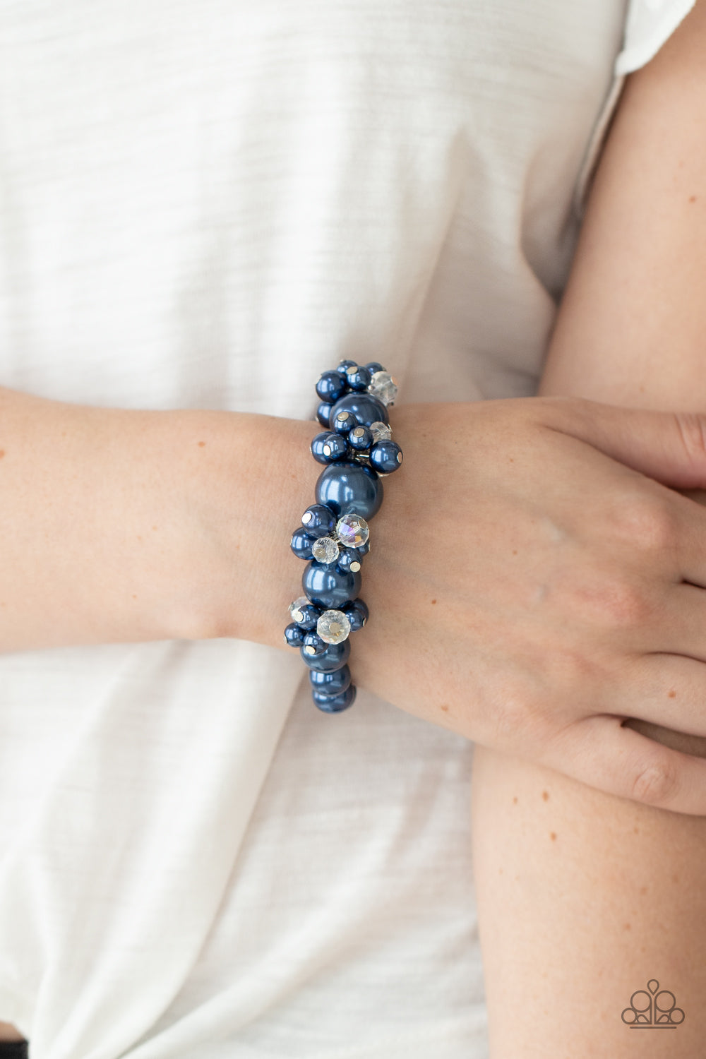 ALL DOLLED UPSCALE - BLUE NAVY PEARL NECKLACE IRIDESCENT BEADS