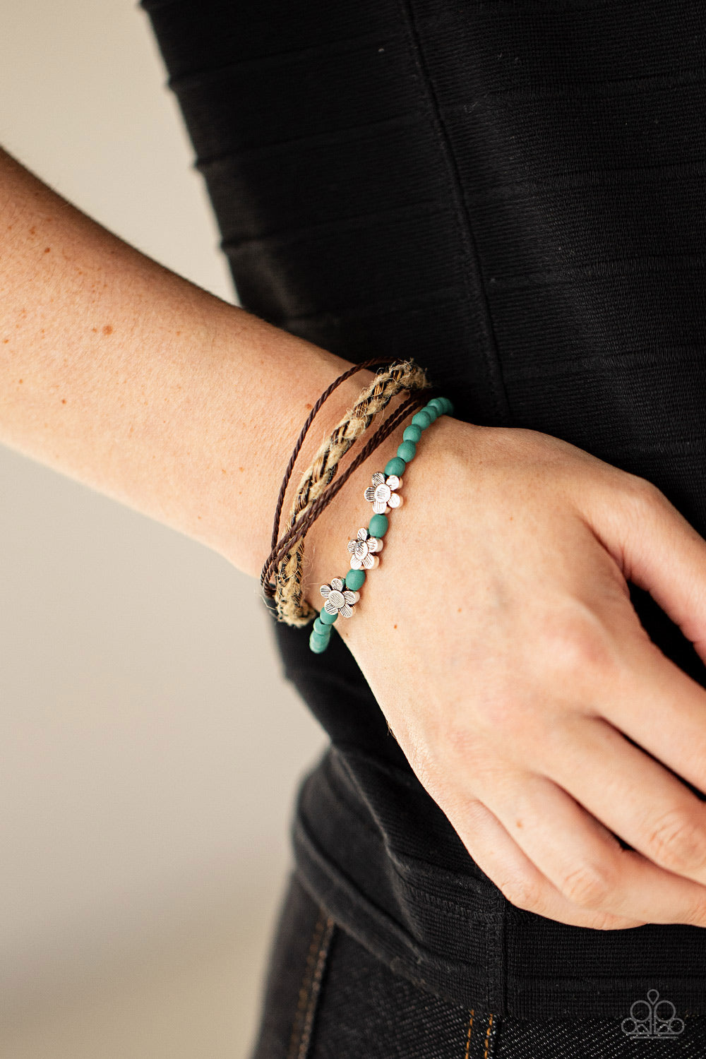 RAFFIA REMIX - BLUE BRAIDED URBAN SILVER FLOWERS URBAN BRACELET