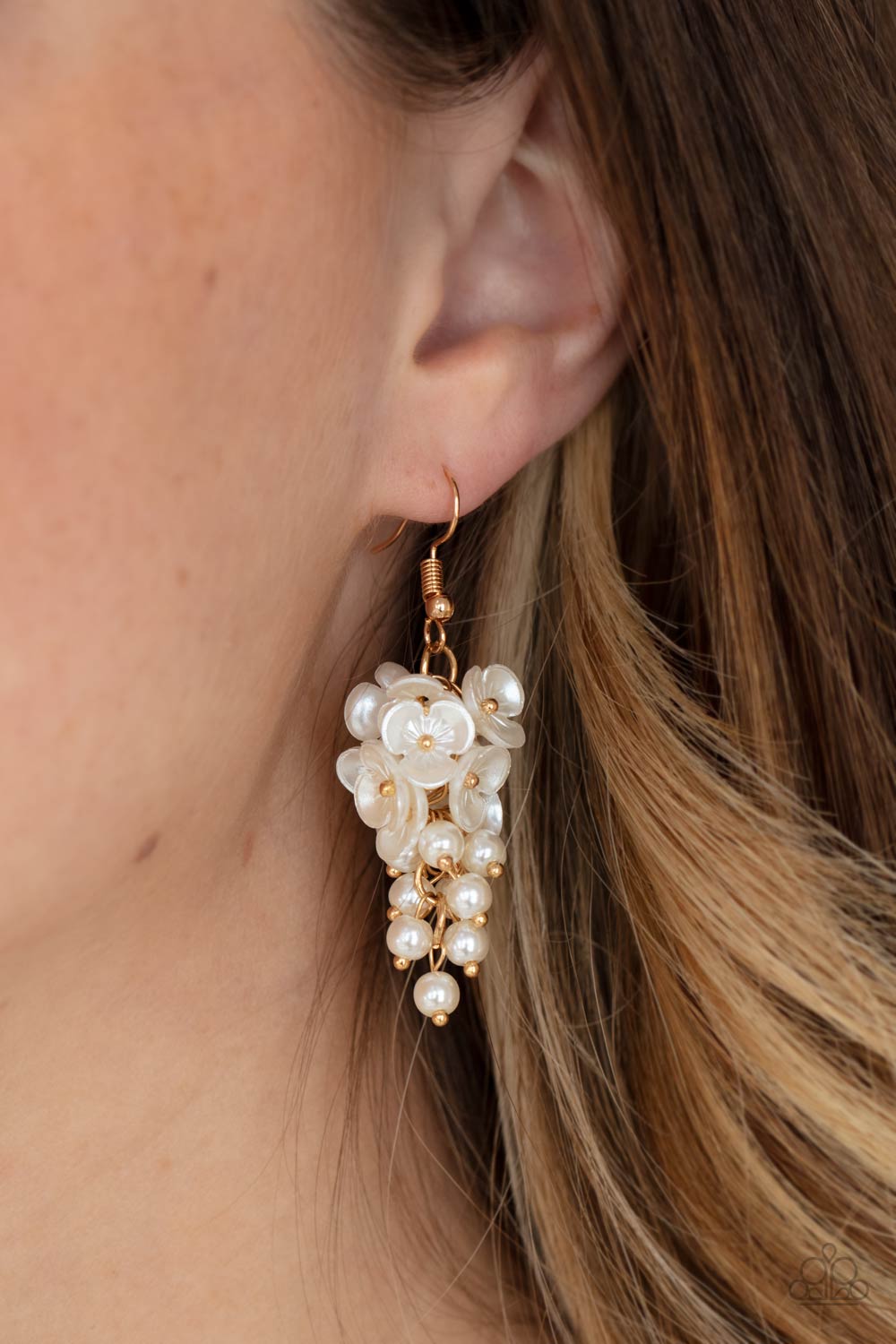 BOUNTIFUL BOUQUETS - GOLD WHITE PEARLS PEARLY FLOWERS FLORAL CLUSTER EARRINGS