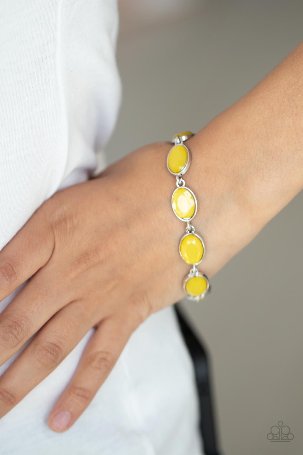 SMOOTH MOVE - YELLOW OPALESCENT NECKLACE