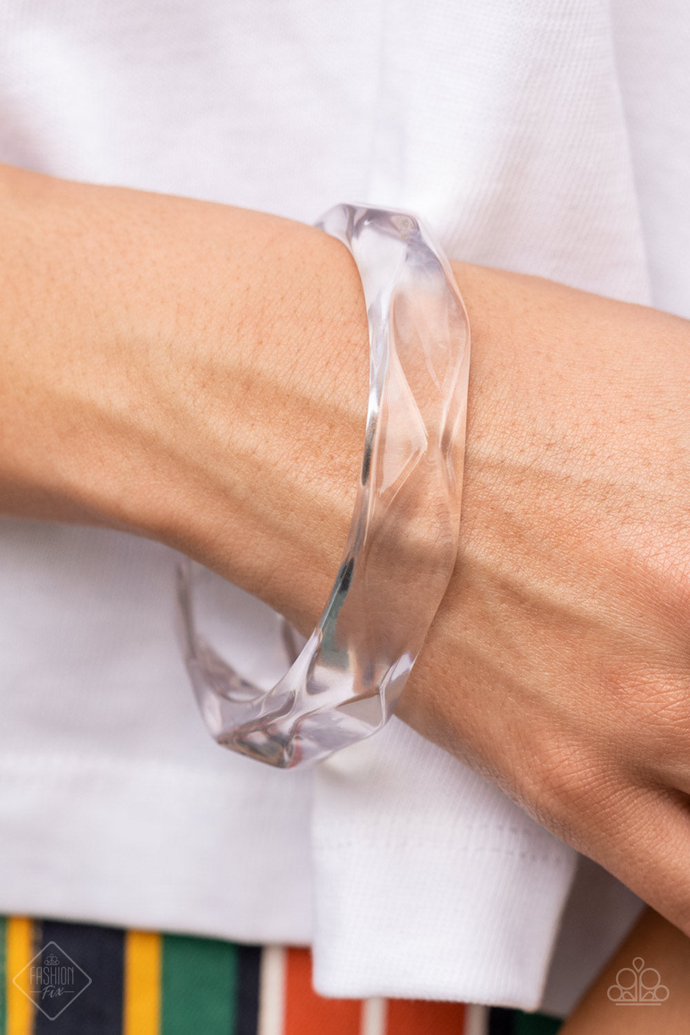 CLEAR-CUT COUTURE - WHITE FACETED ACRYLIC BANGLE FASHION FIX BRACELET