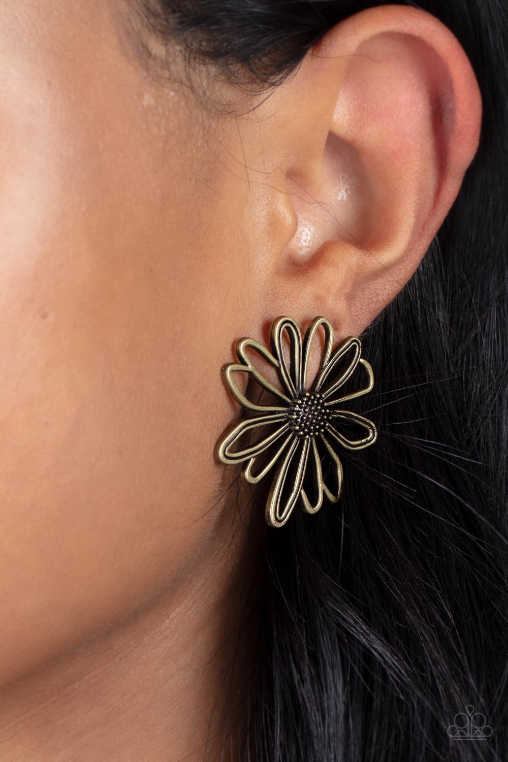 ARTISAN ARBOR - BRASS FLOWER DAISY FLORAL POST EARRINGS