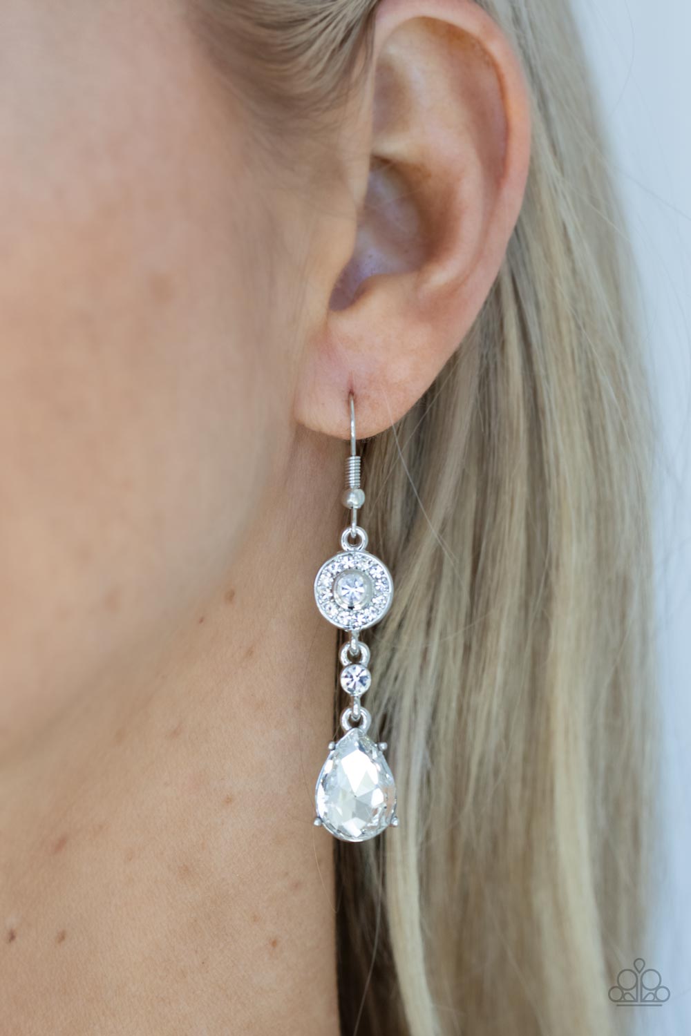 GRACEFUL GLIMMER - WHITE CLEAR RHINESTONE PENDANT EARRINGS