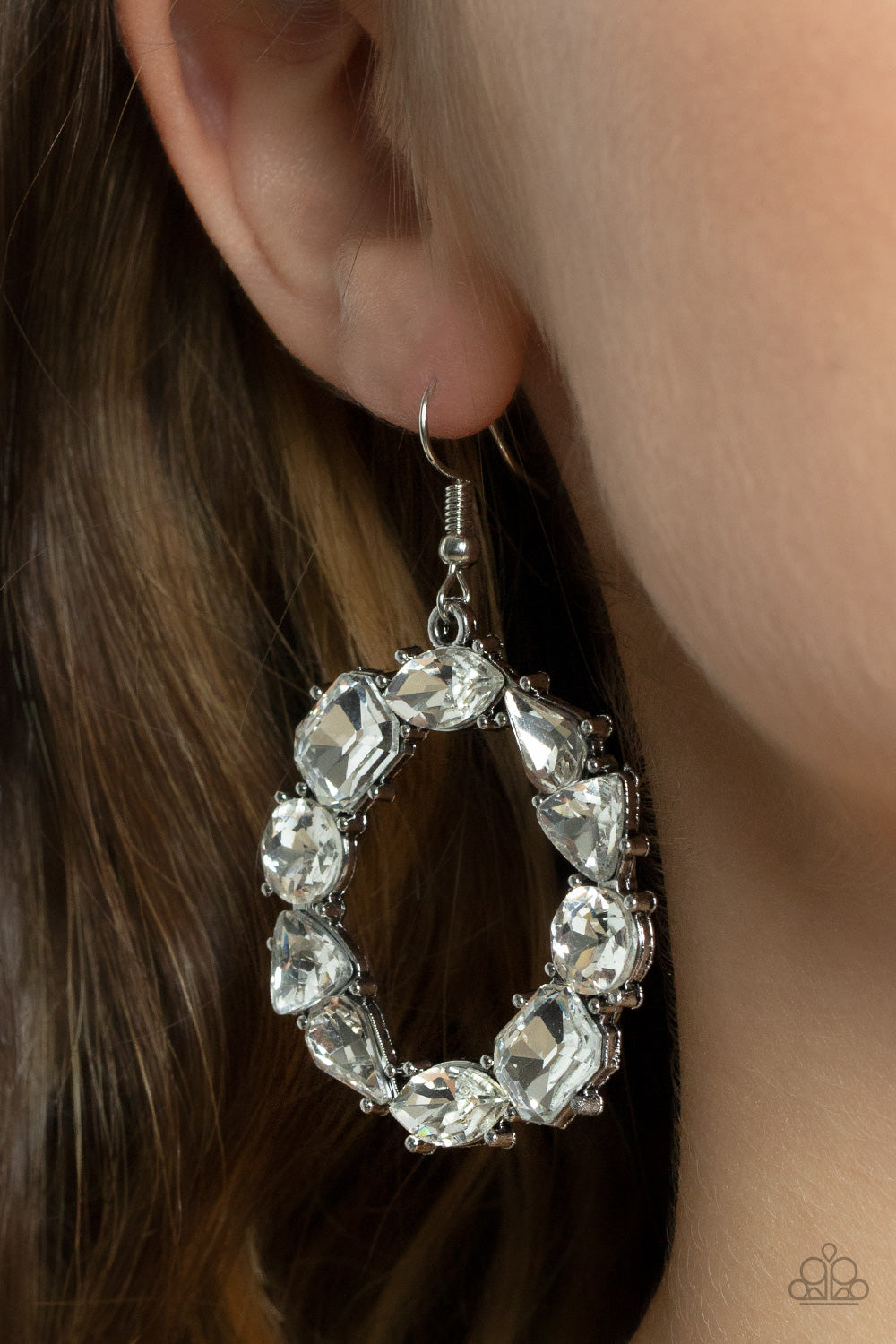 GLOWING IN CIRCLES - WHITE RHINESTONES WREATH EARRINGS