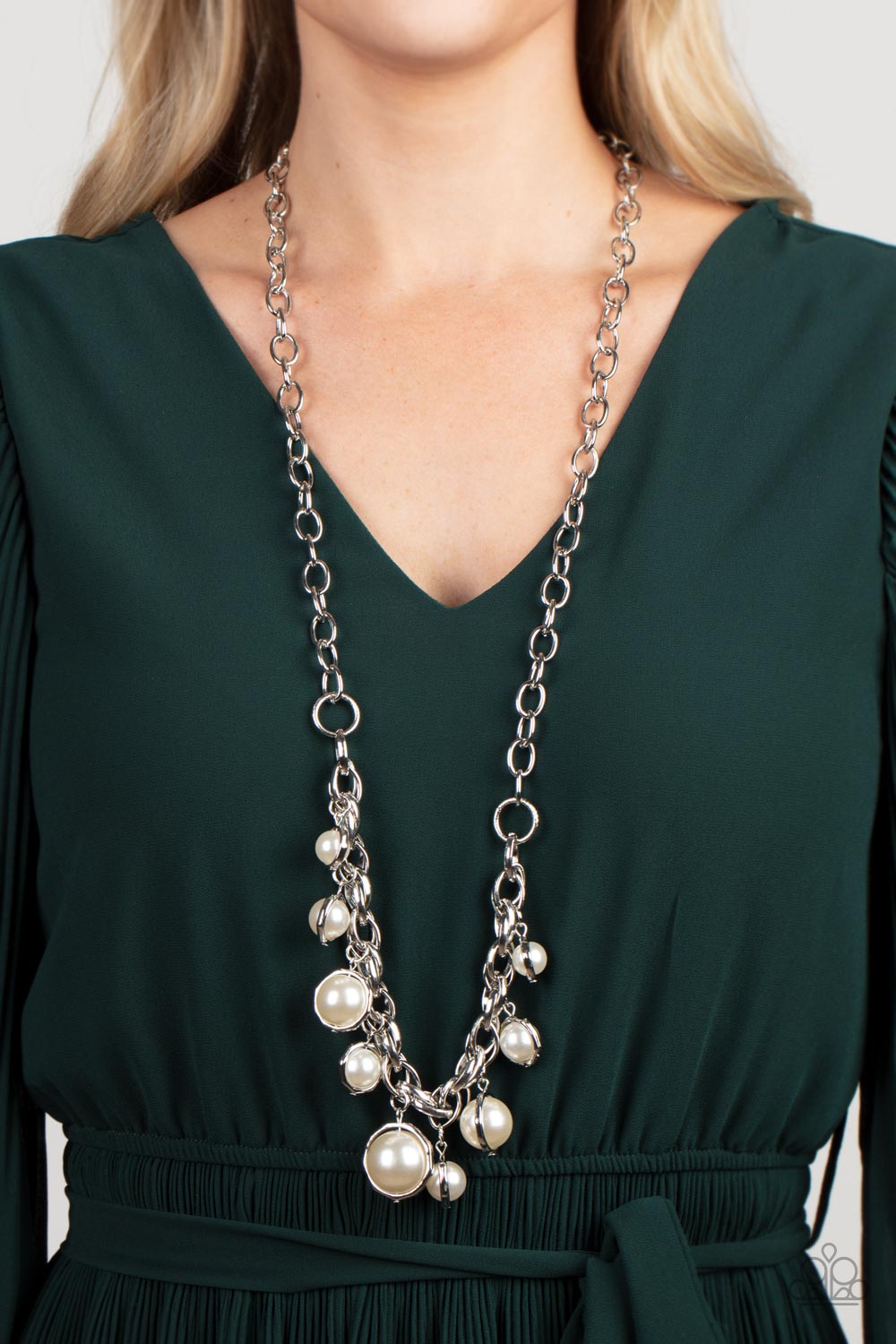 REVOLVING REFINEMENT - WHITE PEARL NECKLACE