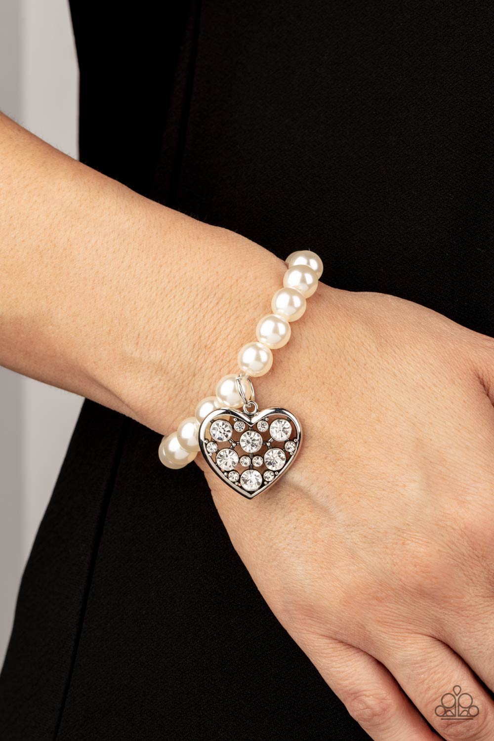 CUTELY CRUSHING - WHITE PEARL RHINESTONE HEART CHARM STRETCH BRACELET