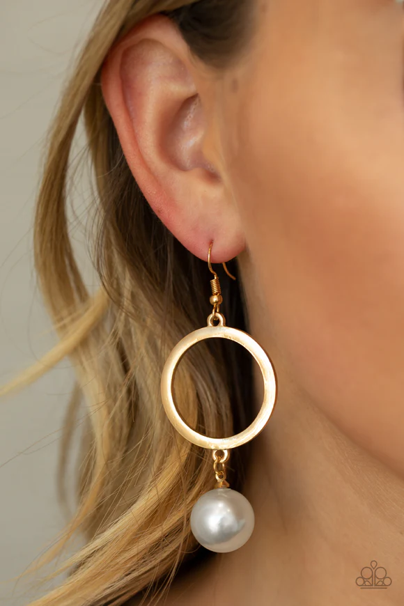 SOHO SOLO - GOLD CIRCLE WHITE PEARL HOOP EARRINGS