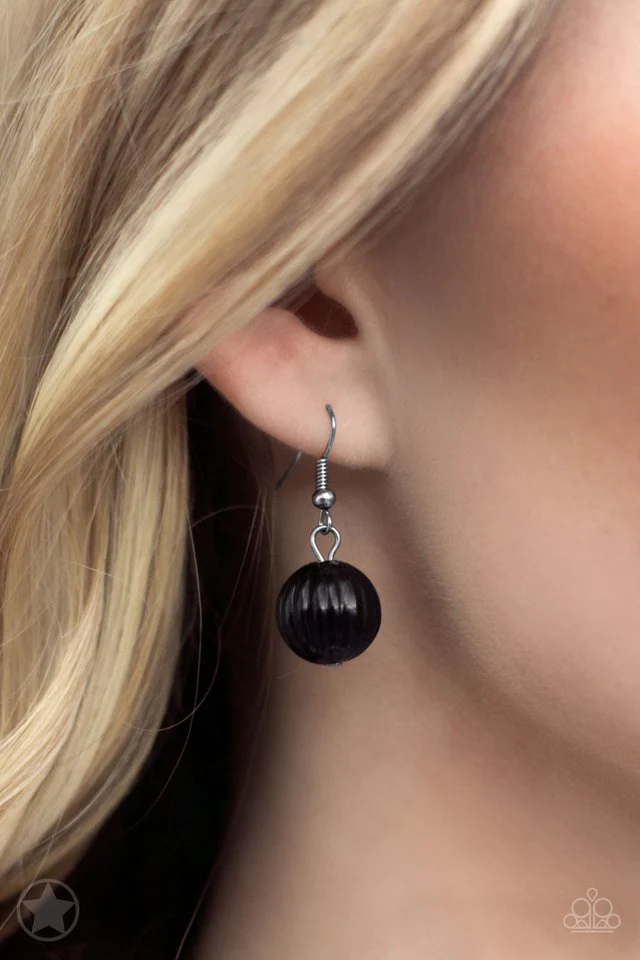 BREAK A LEG! - BLACK WHITE TASSEL CHARM STRETCH NECKLACE