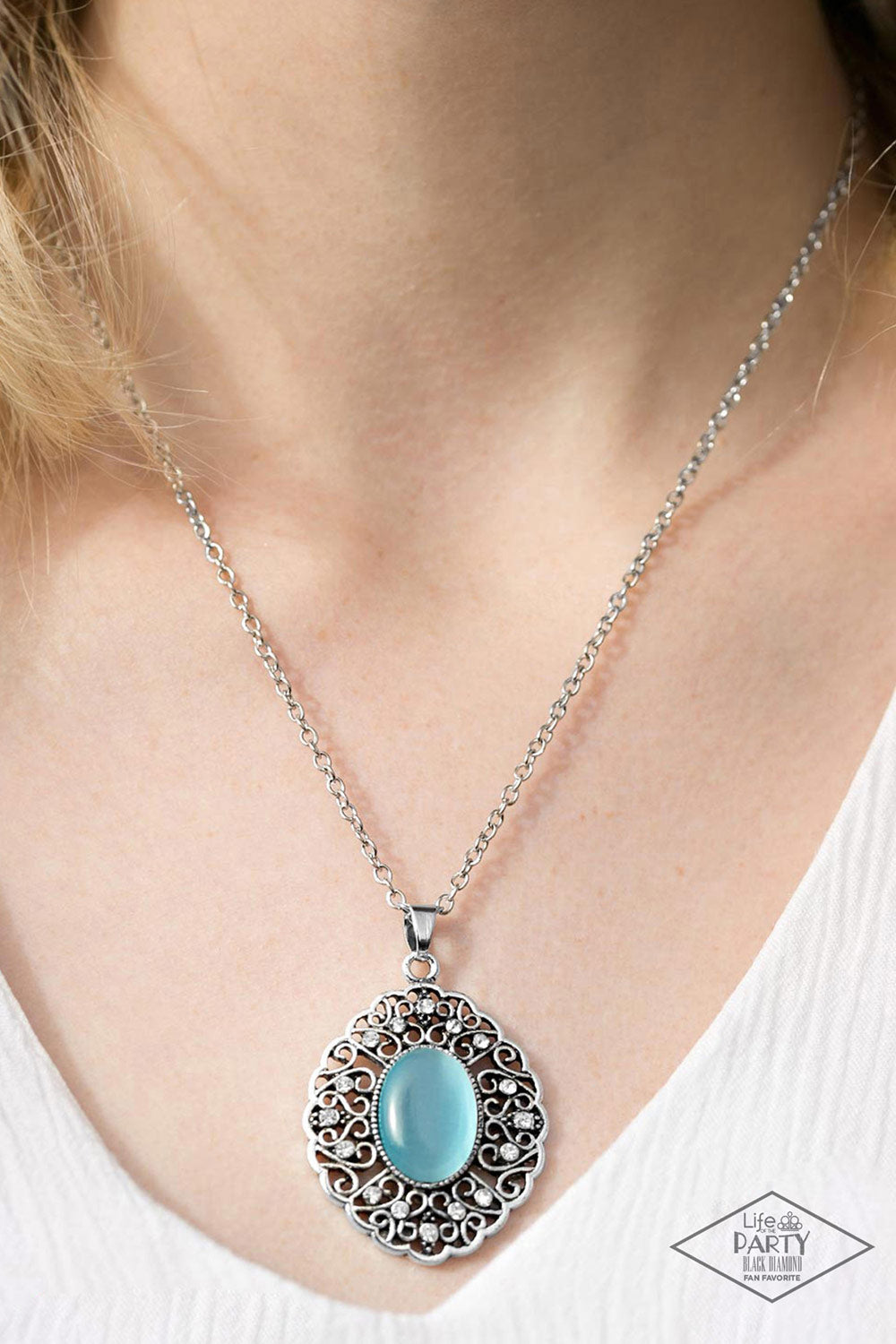 HEART OF GLACE - BLUE OVAL MOONSTONE DAINTY NECKLACE