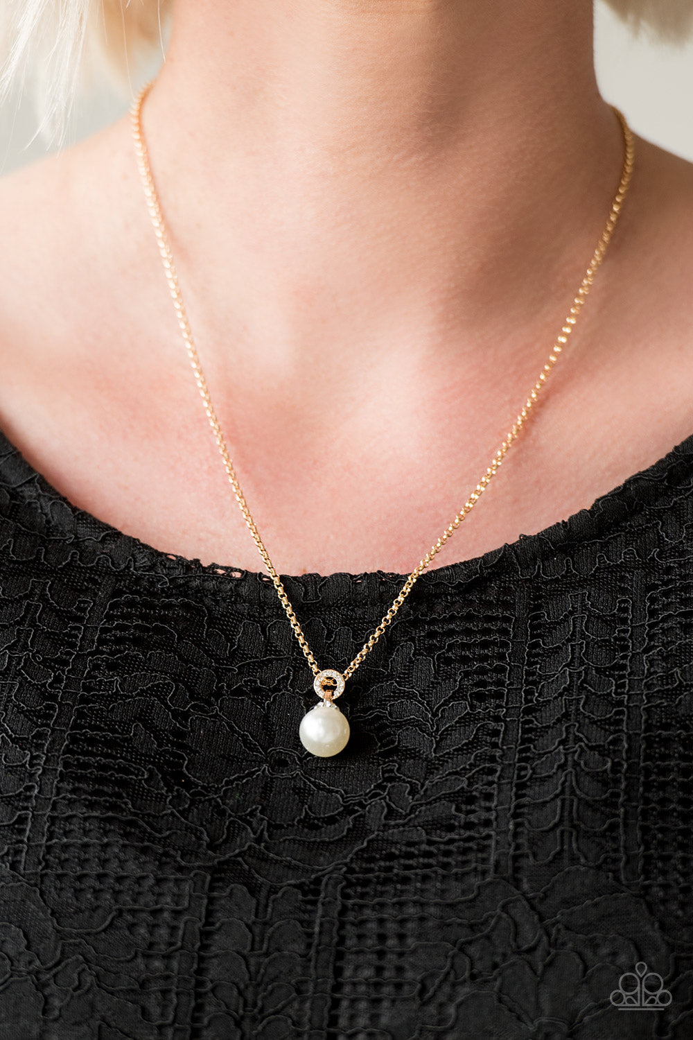 GLAMOUR GIRL - GOLD WHITE PEARL PENDANT NECKLACE