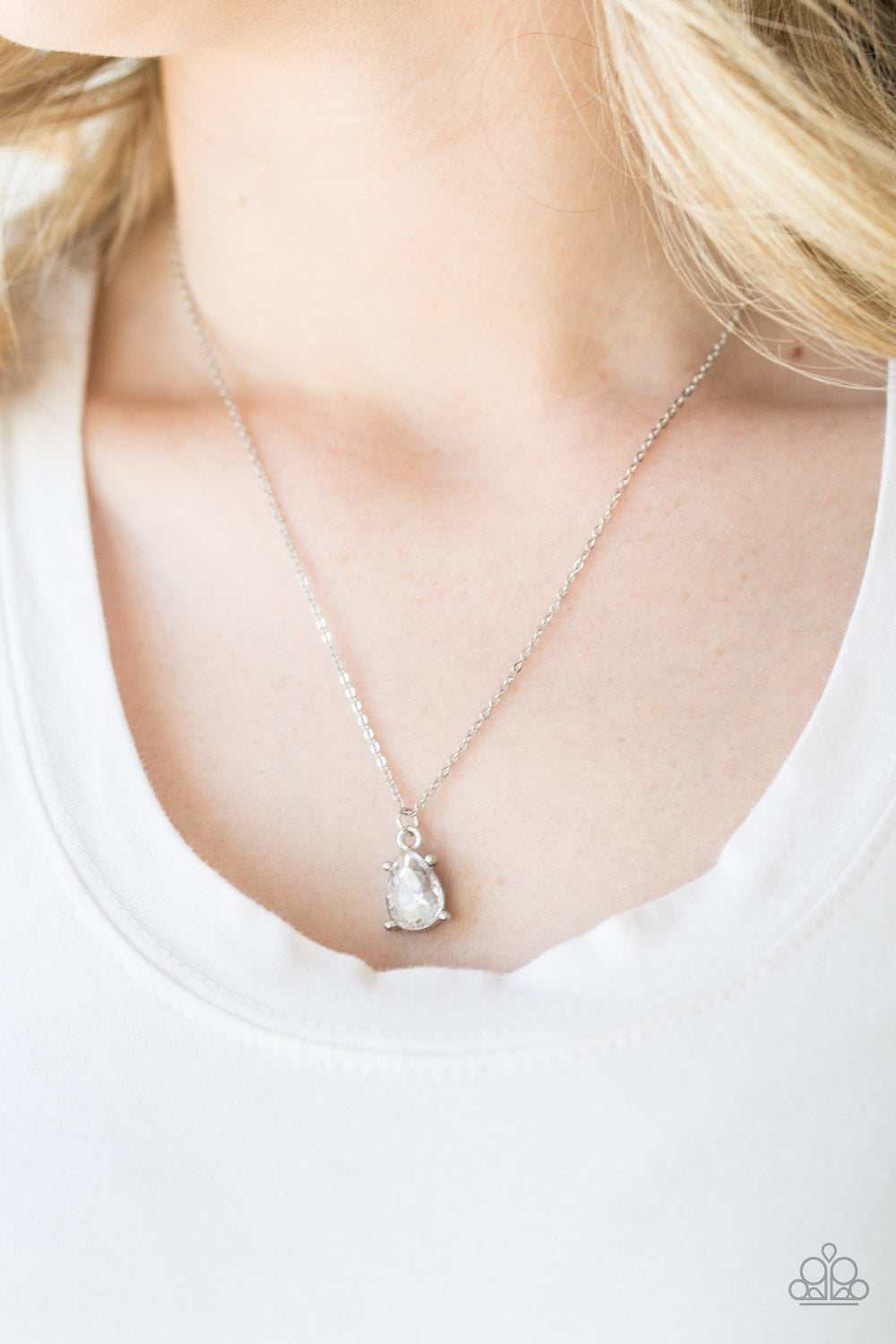 CLASSY CLASSICIST - WHITE TEARDROP SOLITAIRE RHINESTONE NECKLACE