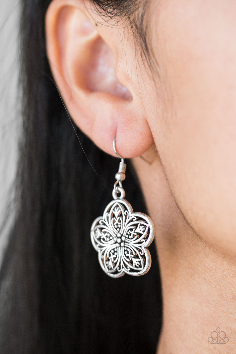 GARDEN GROOVE - SILVER FILIGREE FLOWERS NECKLACE