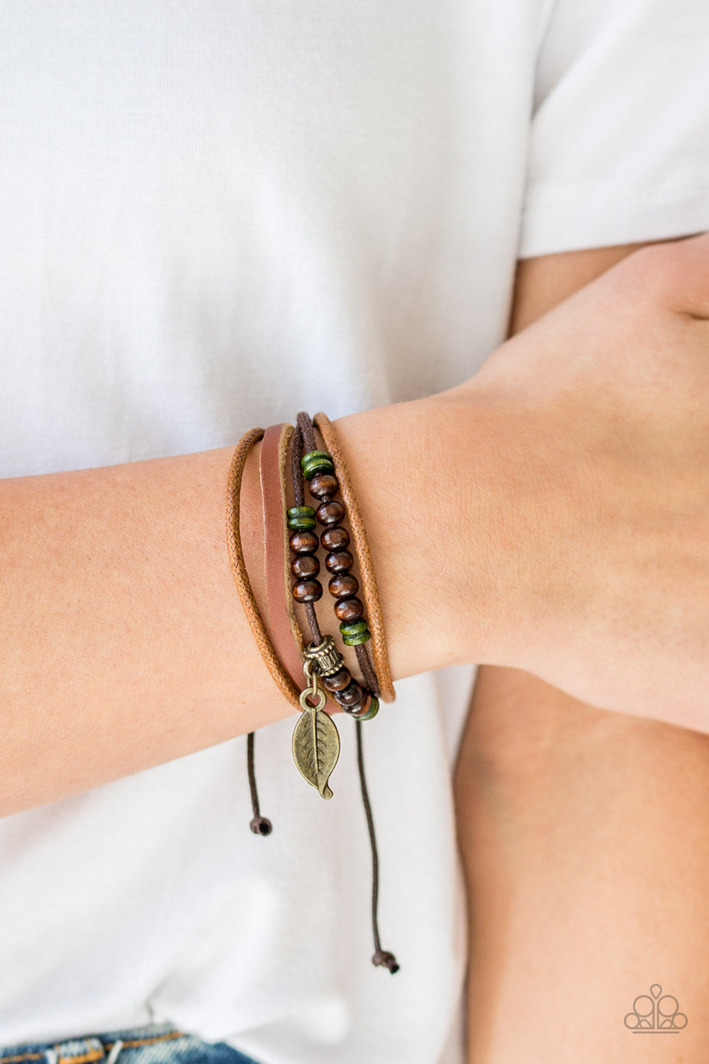 NEED MORE NATURE - BROWN LEATHER GREEN WOODEN LEAF CHARM DRAW STRING URBAN BRACELET