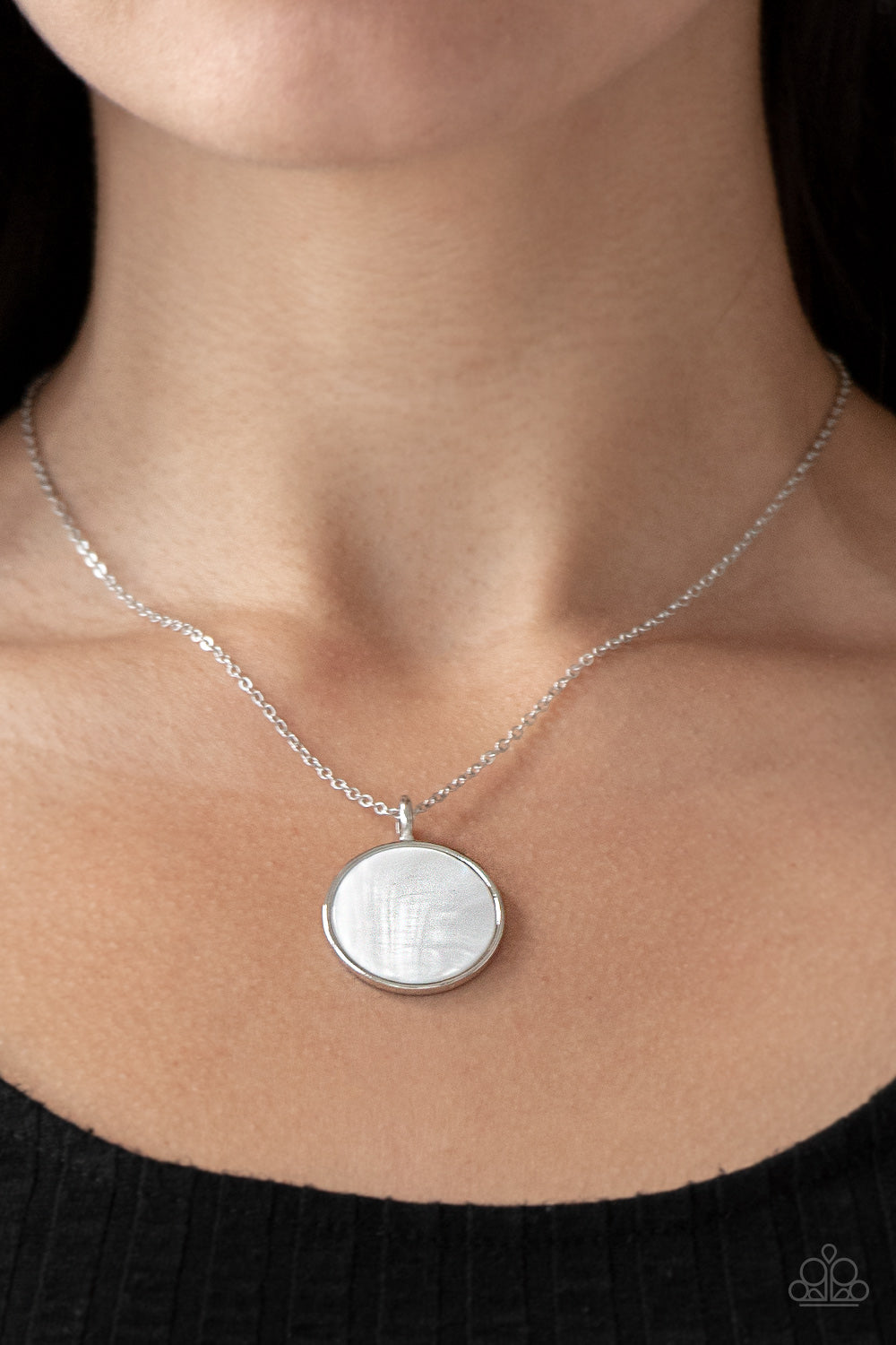 SHIMMERING SEASHORES - WHITE SEA SHELL MOTHER OF PEARL NECKLACE