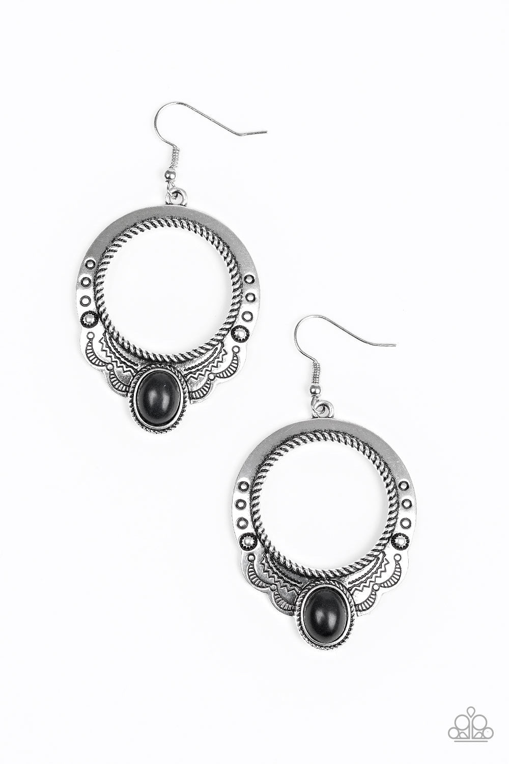 NATURAL SPRINGS - BLACK STONE OVAL SILVER SCALLOPED EARRINGS