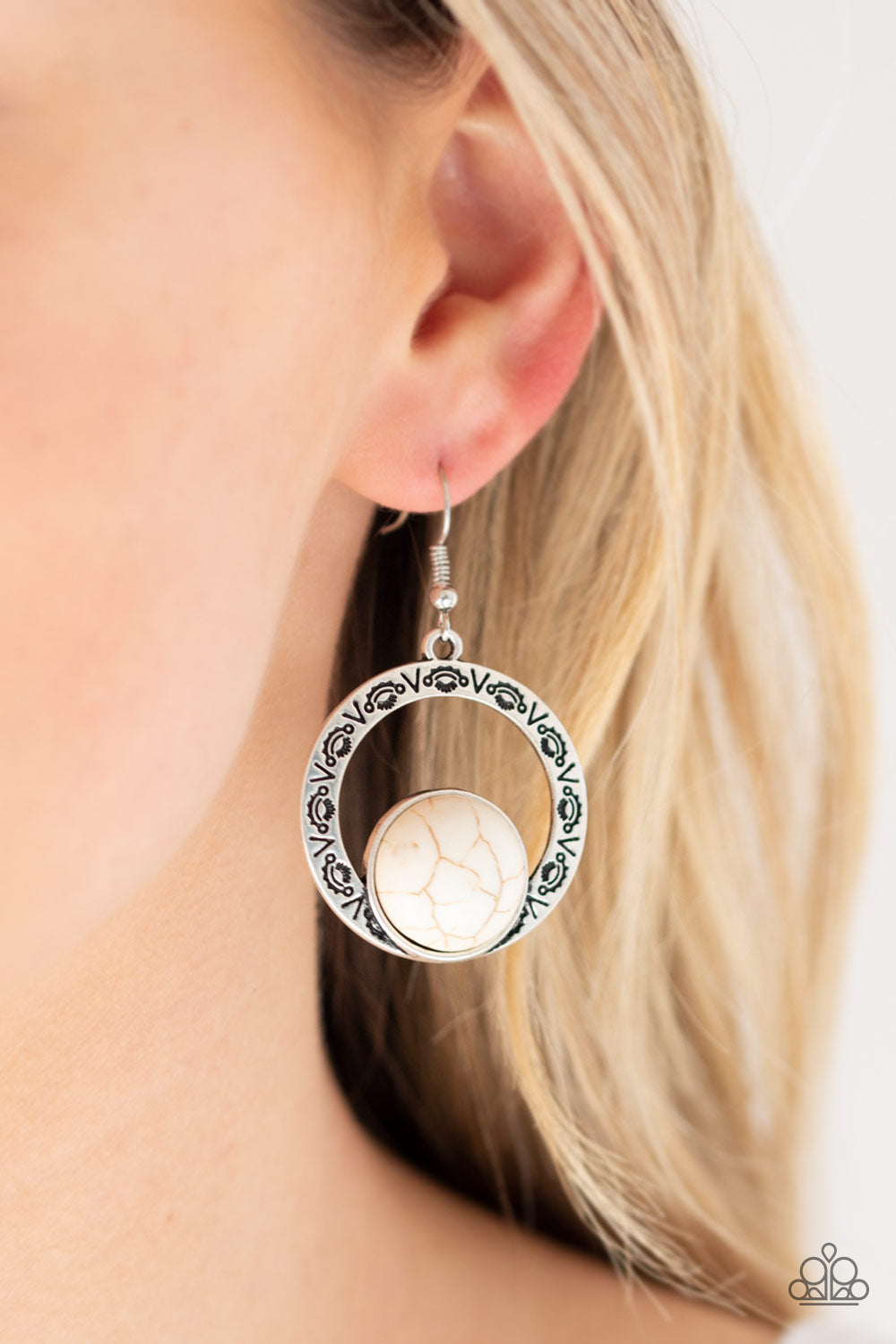 MESA MOOD - WHITE TURQUOISE SILVER TEXTURED CIRCLE HOOP EARRINGS