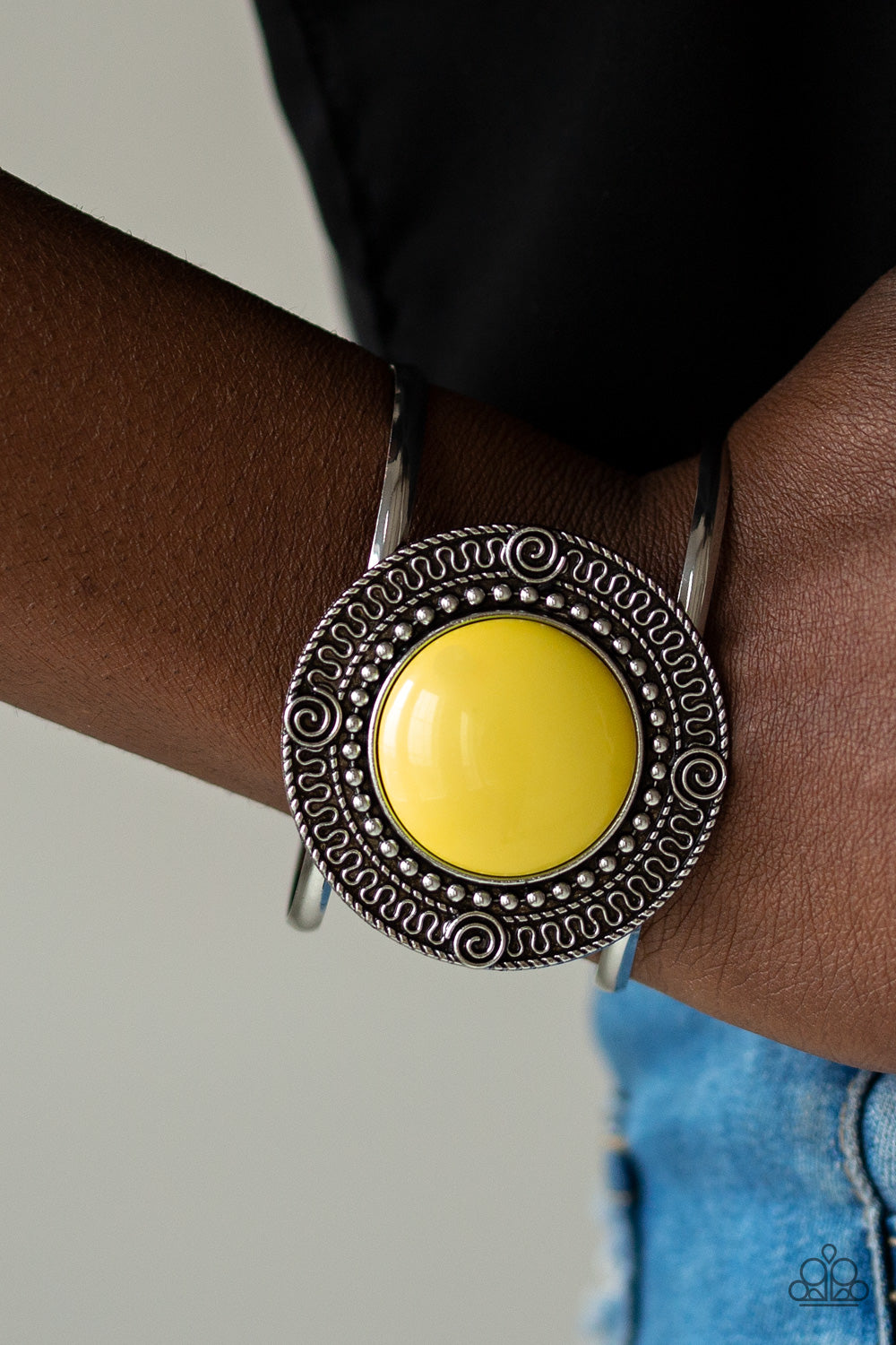 TRIBAL POP - YELLOW BEAD TEXTURED SILVER CUFF BRACELET