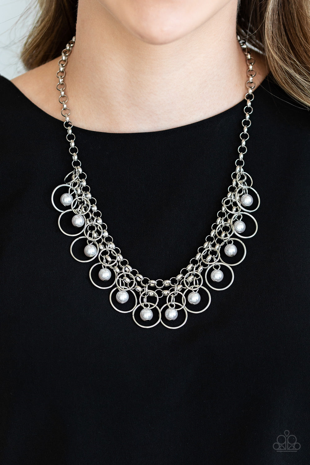 PARTY TIME - SILVER GRAY PEARLS IN HOOPS NECKLACE