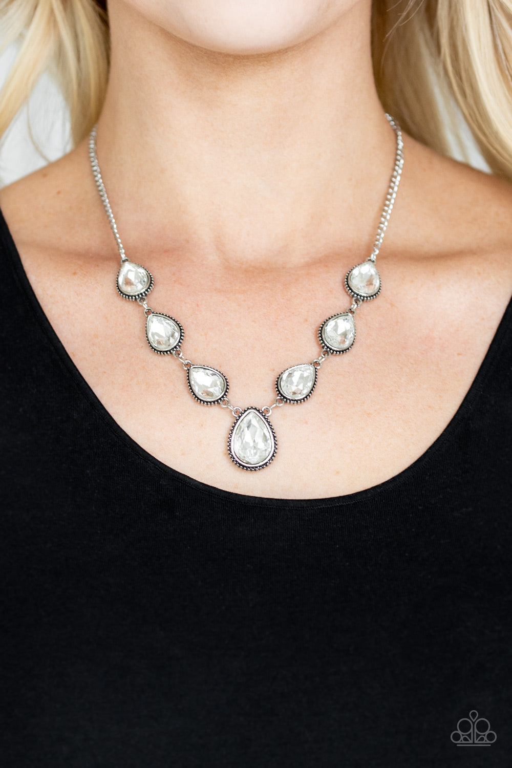 SOCIALITE SOCIAL - WHITE TEARDROP RHINESTONES Y SHAPE NECKLACE