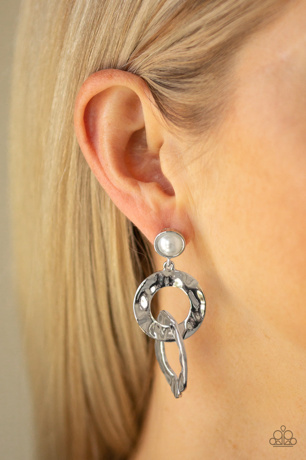 ON SCENE - WHITE PEARL TEXTURED HAMMERED DOUBLE CIRCLE HOOPS POST EARRINGS