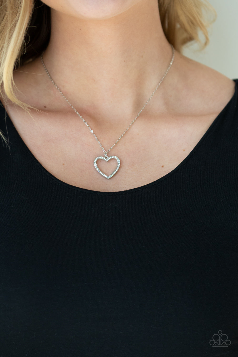 GLOW BY HEART - WHITE RHINESTONES HEART NECKLACE